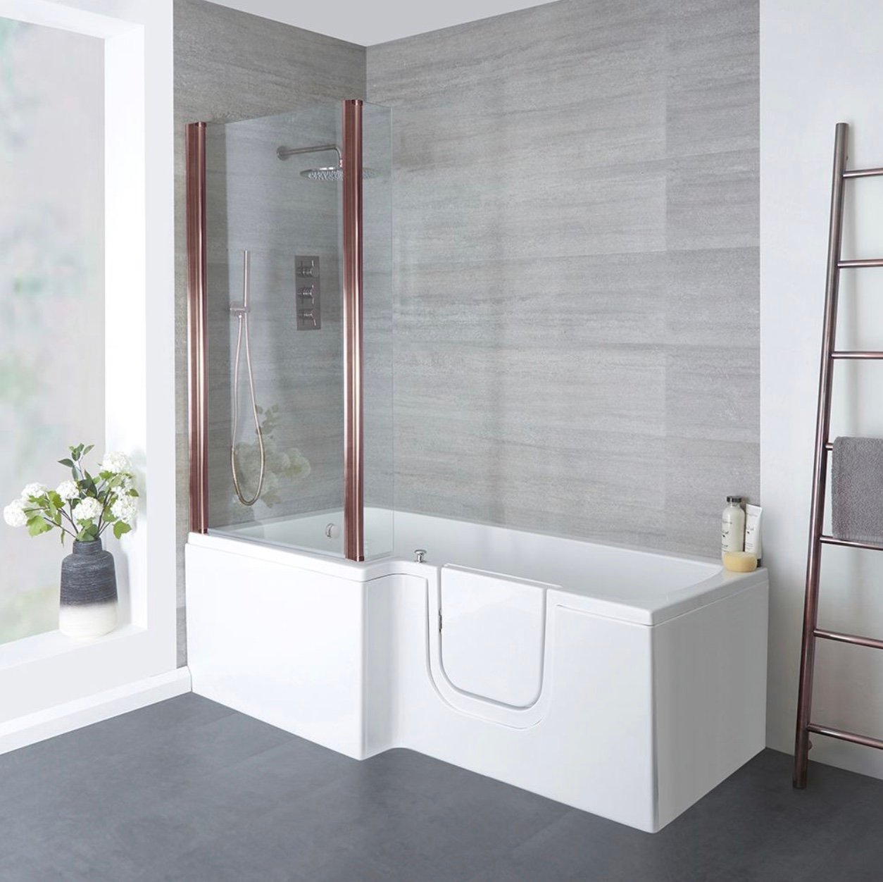 Une baignoire à porte permettant également de prendre une douche