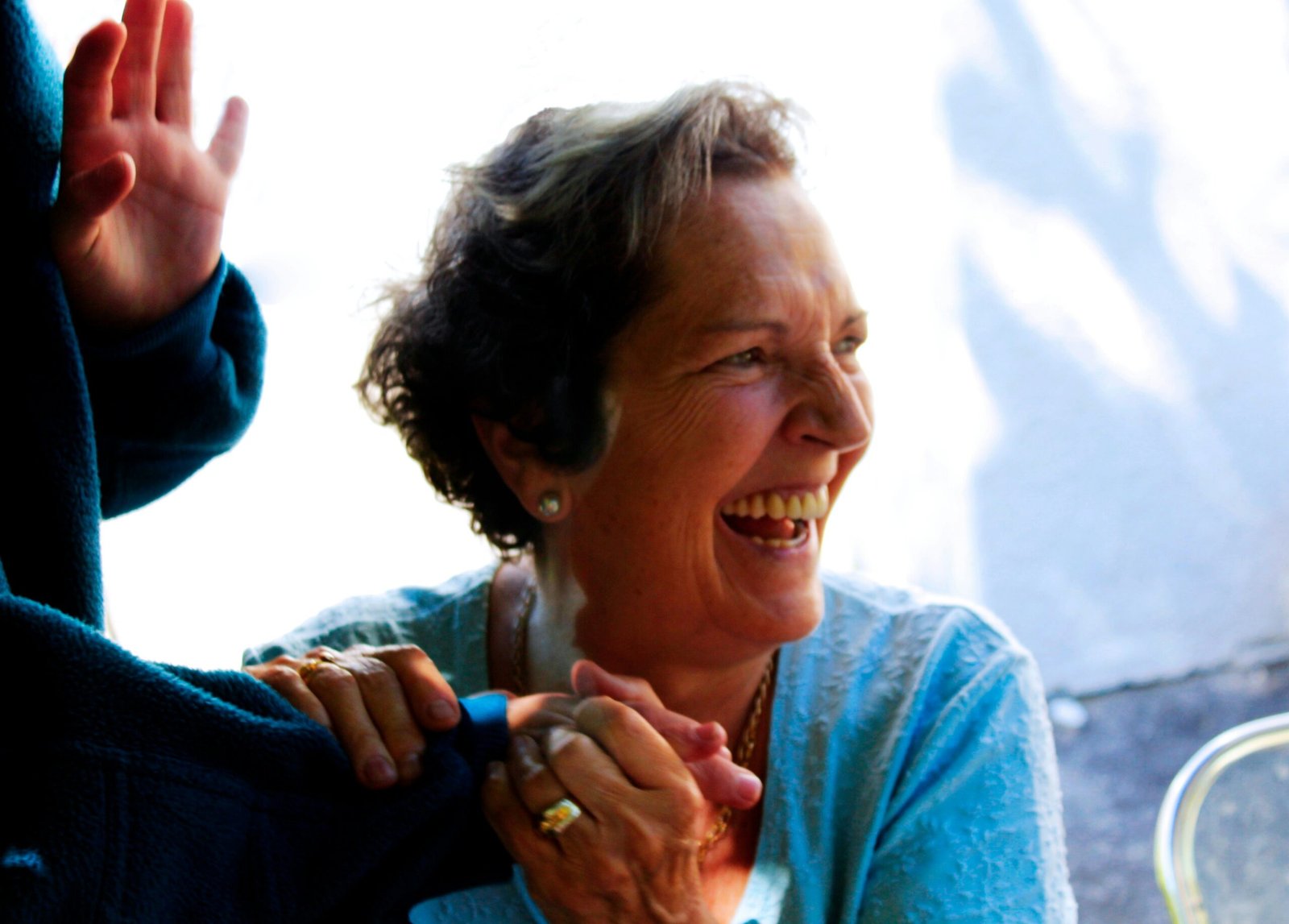 une dame âgée heureuse qui tient la main de son mari