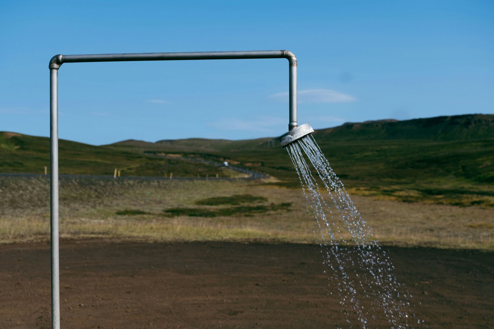 une douche en marche au milieu d'un champ