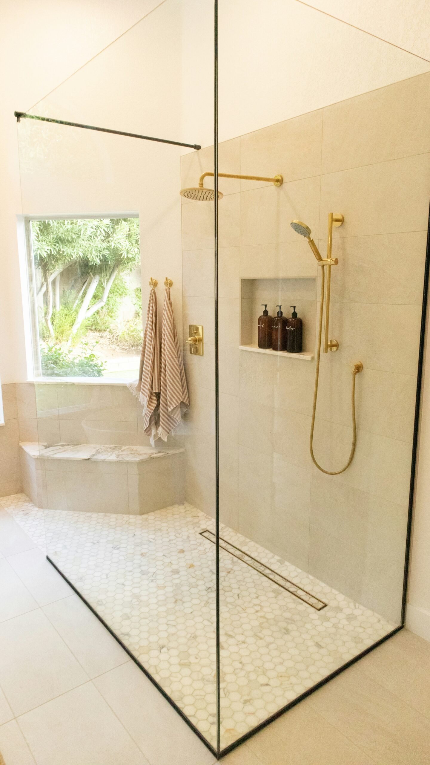 une douche design avec robinetterie or
