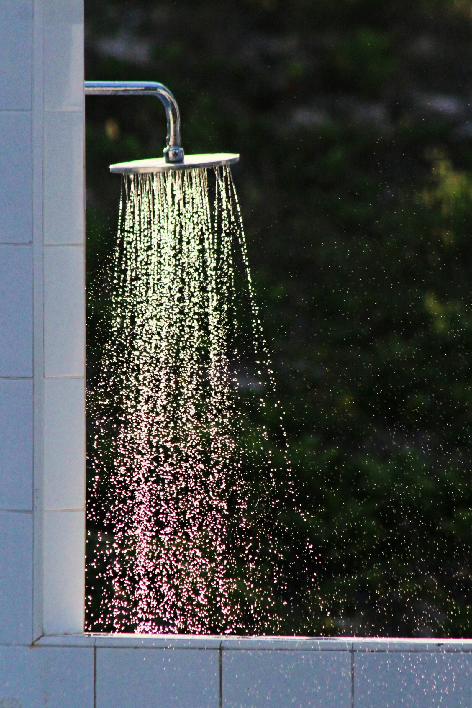 une douche exteireur entrain de couler