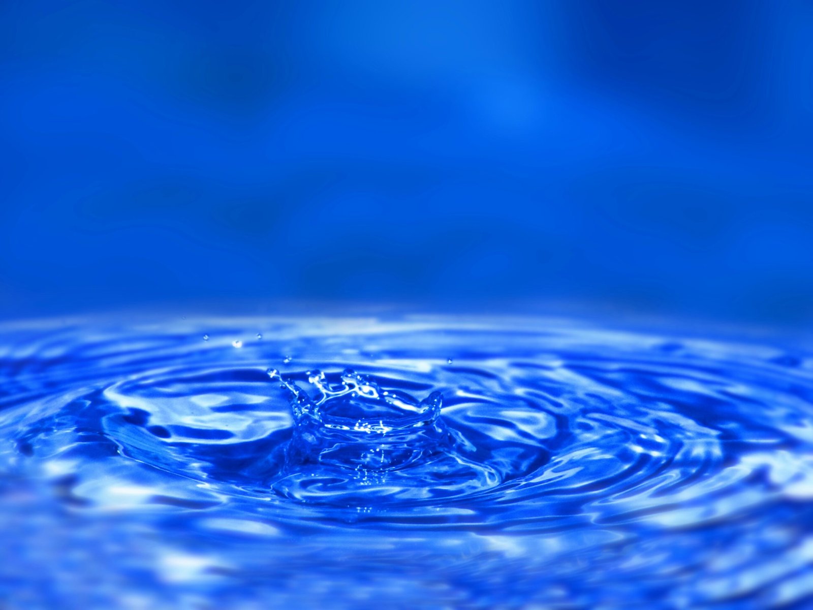 une goutte d'eau qui tombe dans l'eau