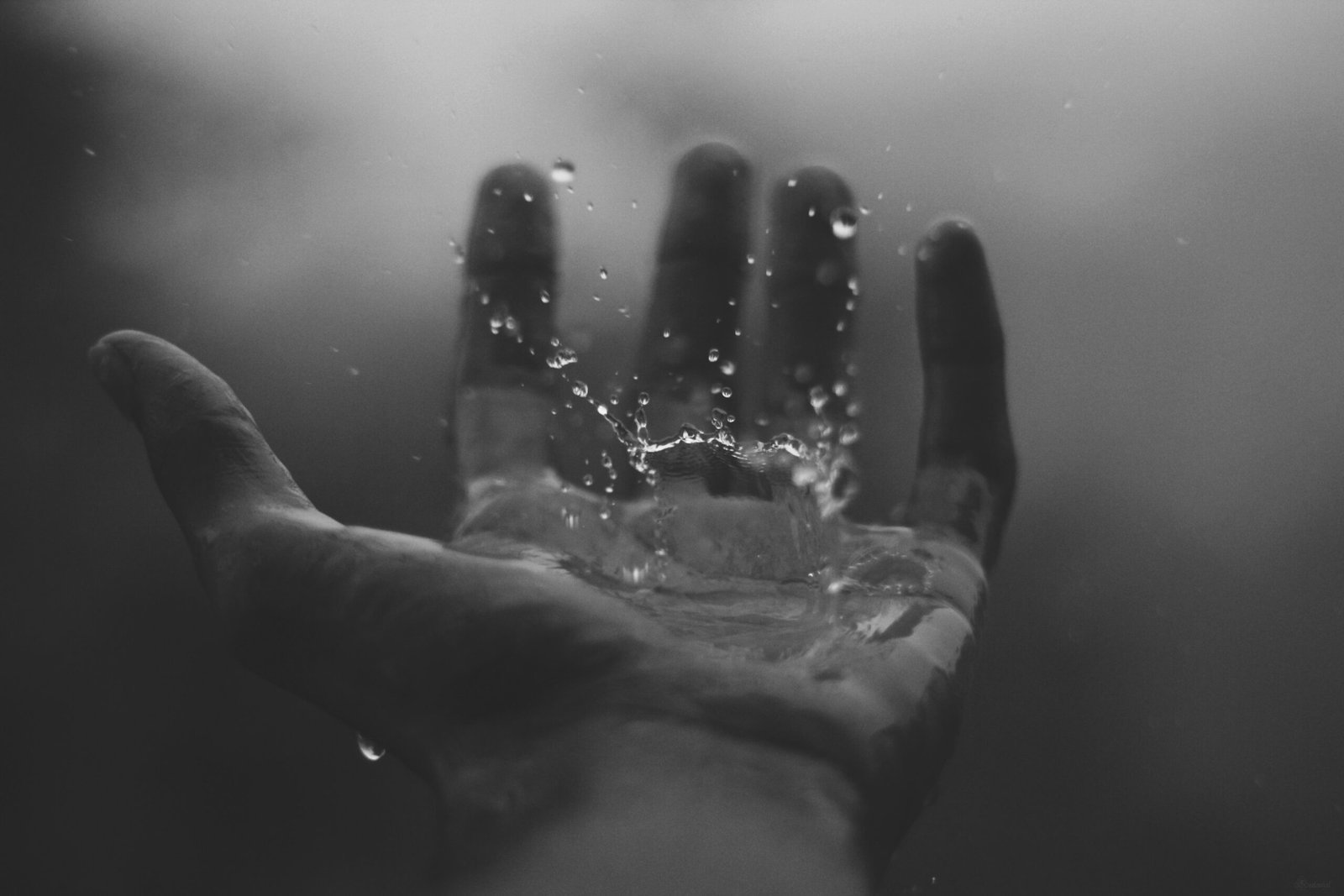une main tendu avec de l'eau pour la confiance