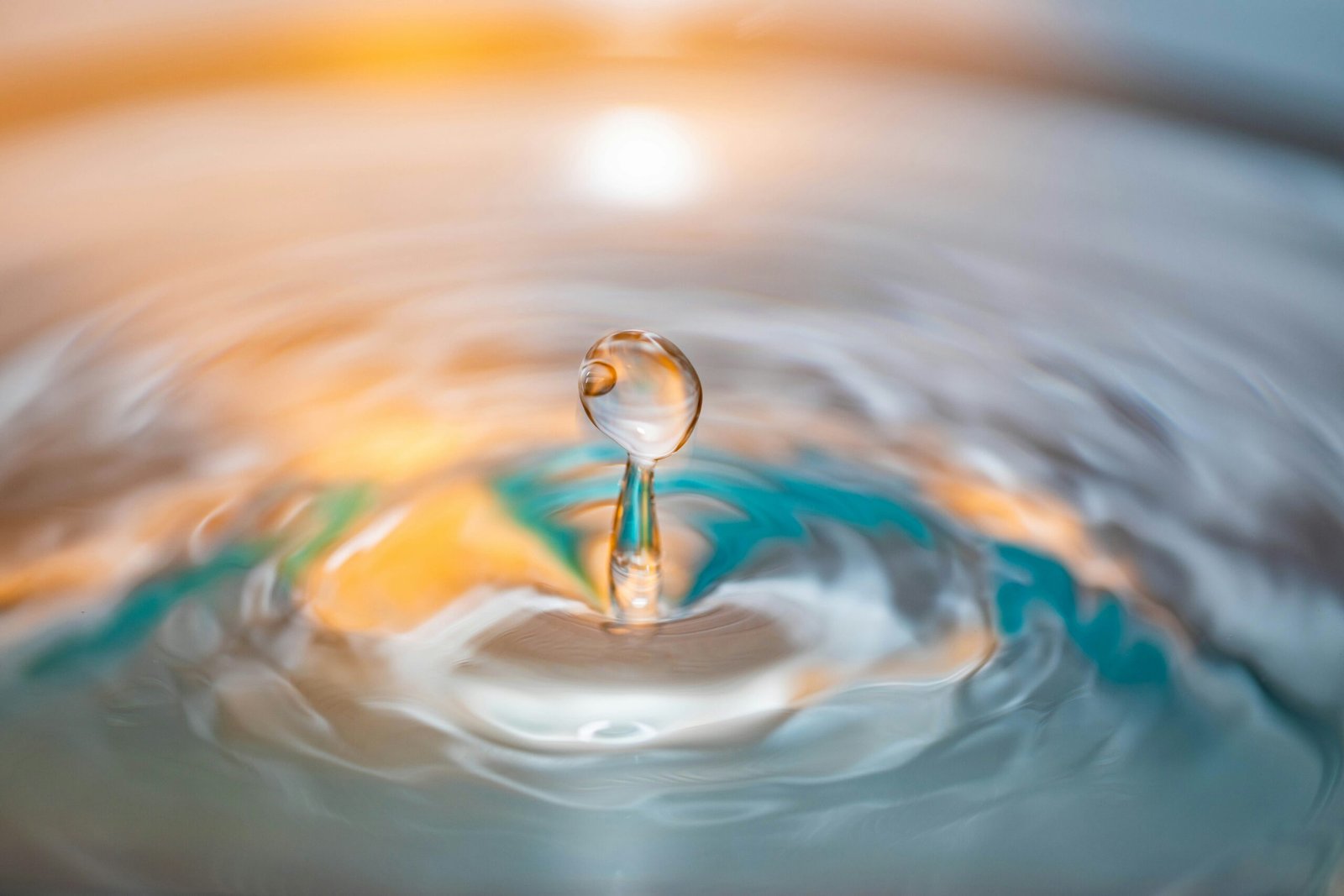 une goutte d'eau avec un reflet de couché de soleil representatnt la confiance la sécurité et le bonheur