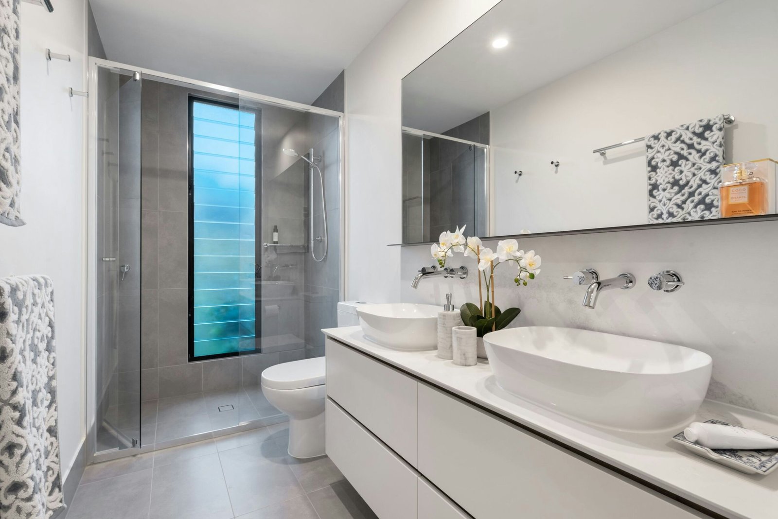 une belle salle de bains complète design composé d'une double vasque un wc suspendu et une douche italienne