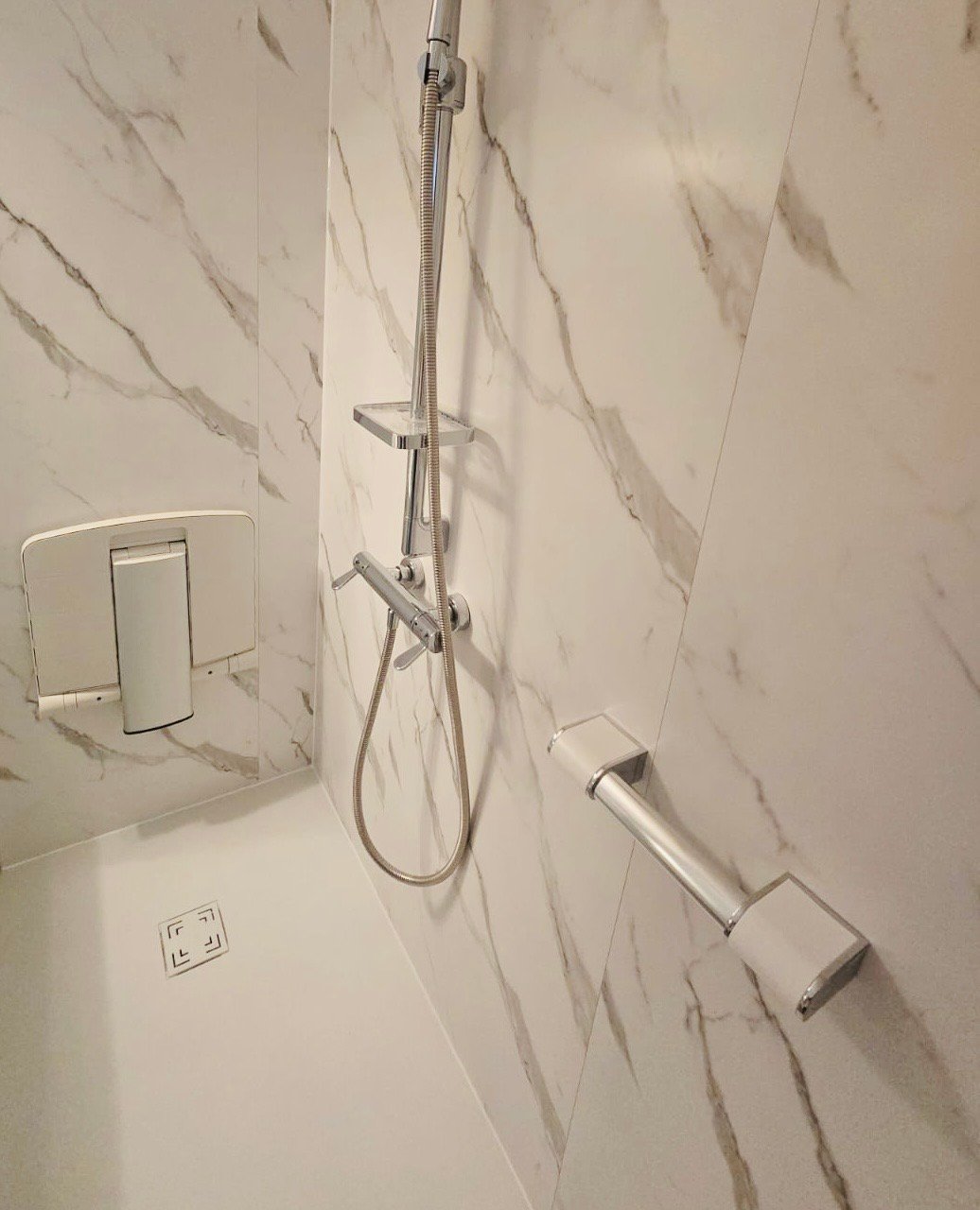 une douche sécurisé a Mauguio composé d'un receveur antidérapant d'un siège rabatable onyx et d'un mitigeur antibrulure
